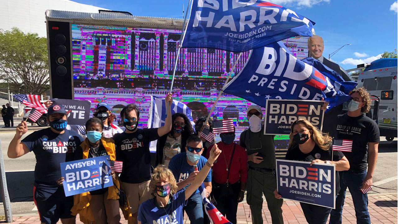 Partidarios de Biden celebraron la inauguración presidencial frente a Freedom Tower