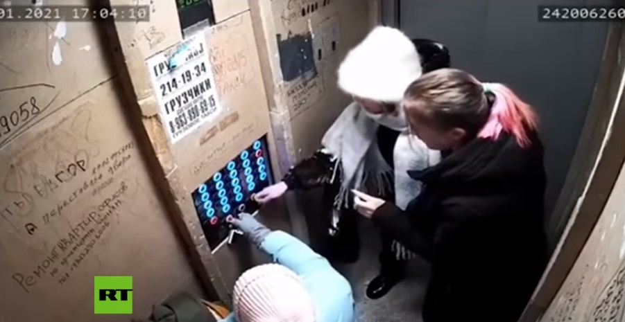 ¡ATERRADOR! El momento en el que un ascensor cae al vacío con cuatro personas en Rusia (VIDEO)