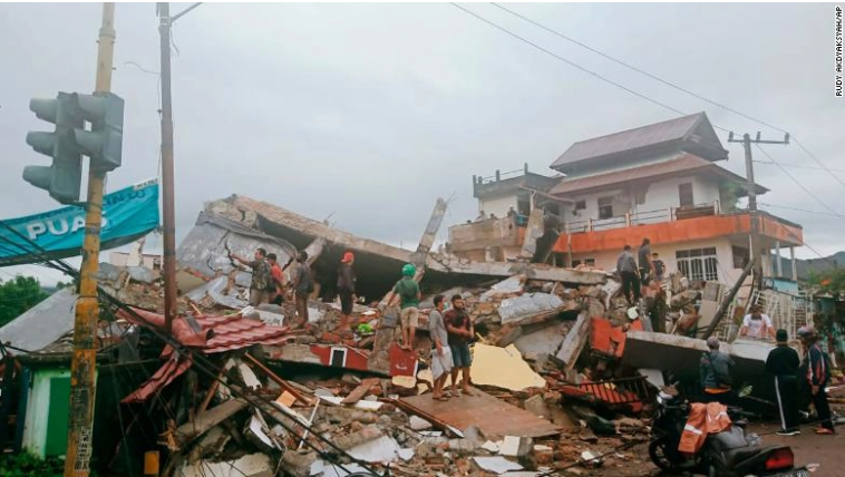 Al menos tres muertos tras un fuerte terremoto en Indonesia