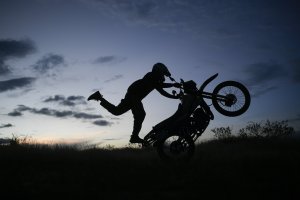 Stunts in the streets for venezuelan motorcycle virtuoso