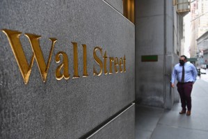 El petróleo cae en Wall Street tras sanciones a Irán y Venezuela