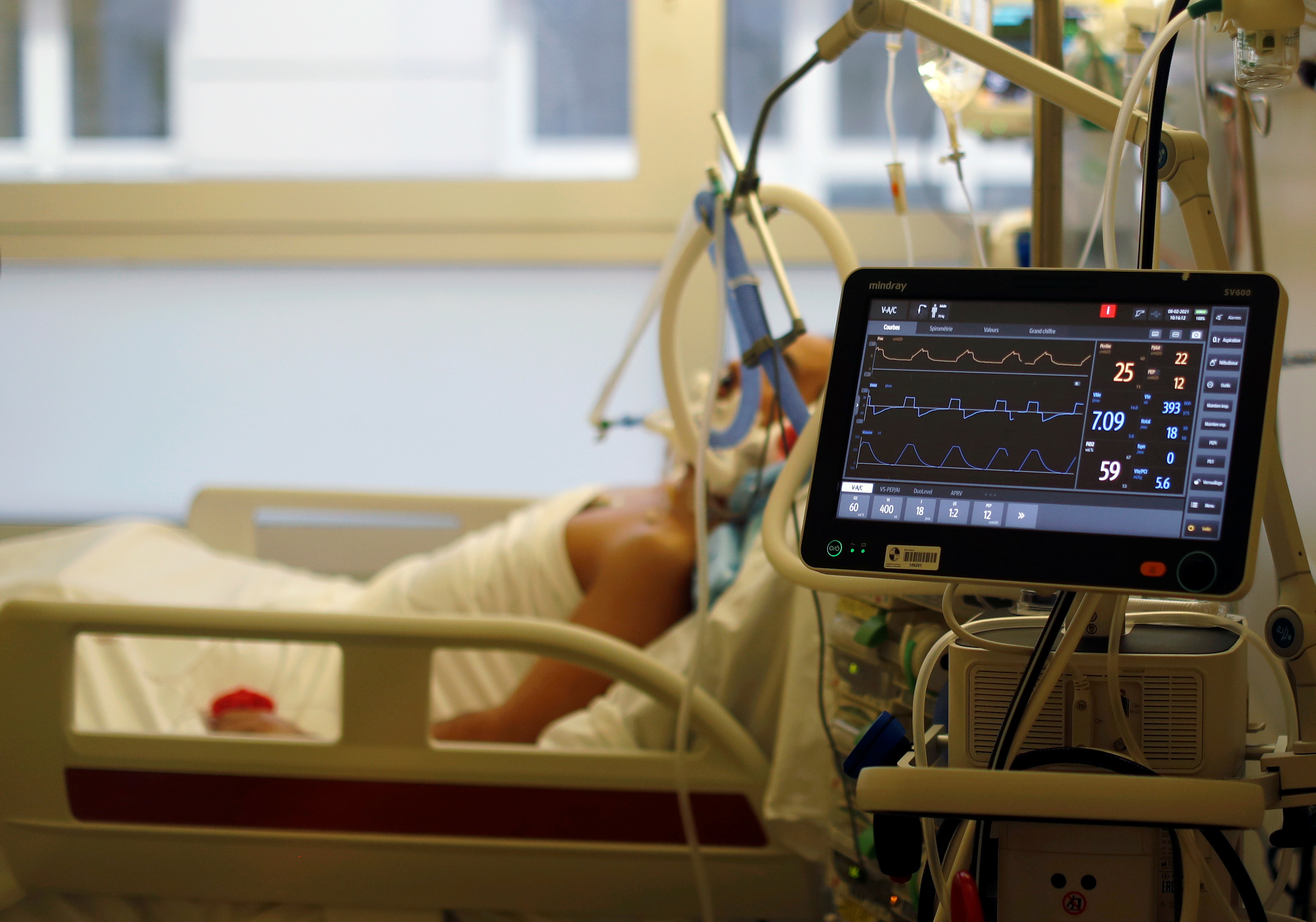 Bajan casos de Covid-19 pero se mantiene la presión hospitalaria en Francia