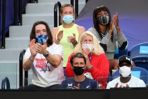 “Es un payaso racista y sexista”: La controversia detrás de la franela del esposo de Serena Williams en el Australian Open (FOTOS)
