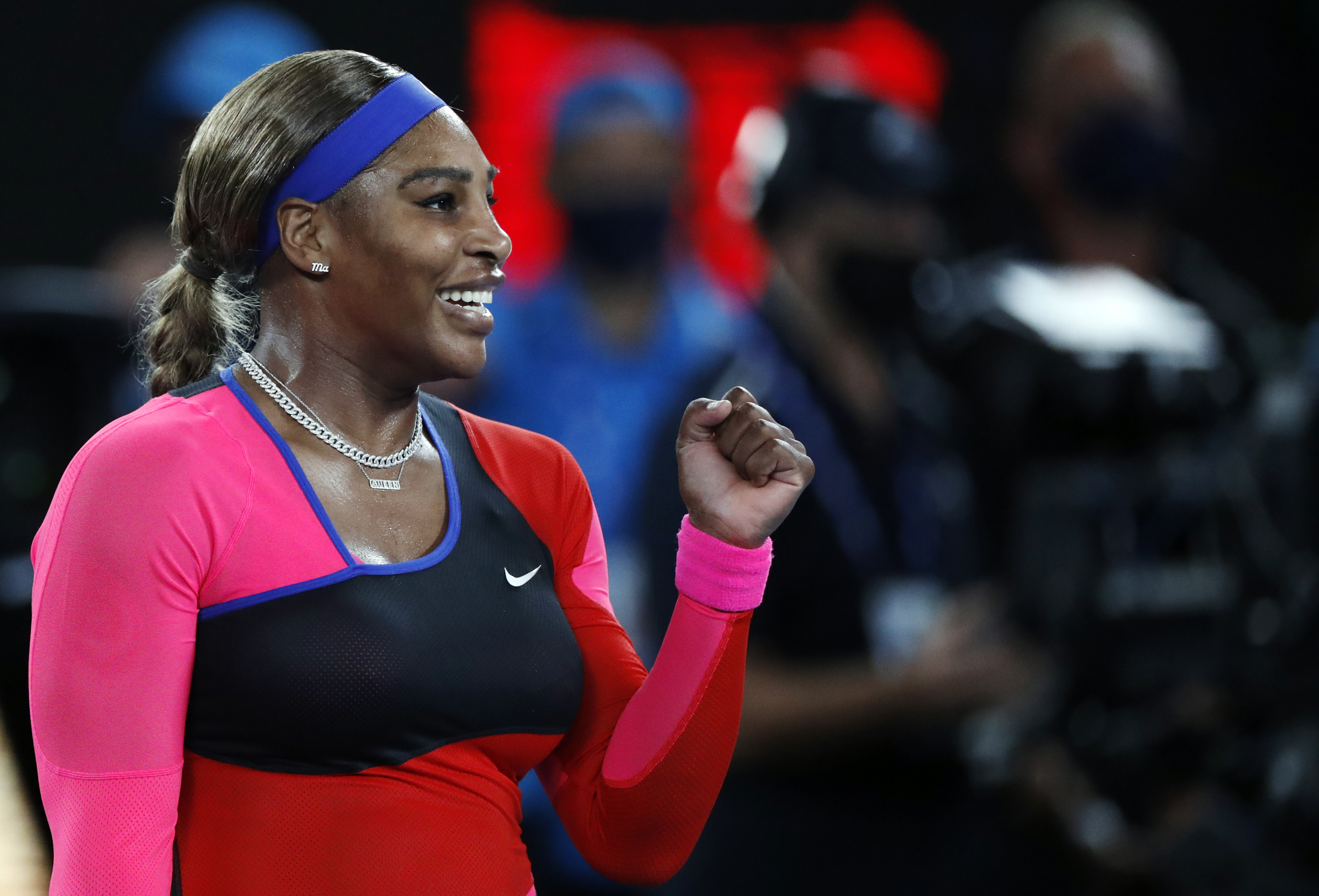 Serena Williams derrota a Halep y pasa a semifinales de Abierto de Australia