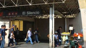 ¡Una boca de lobo! Transferencia de estación del Metro en El Silencio completamente a oscuras (Fotos)
