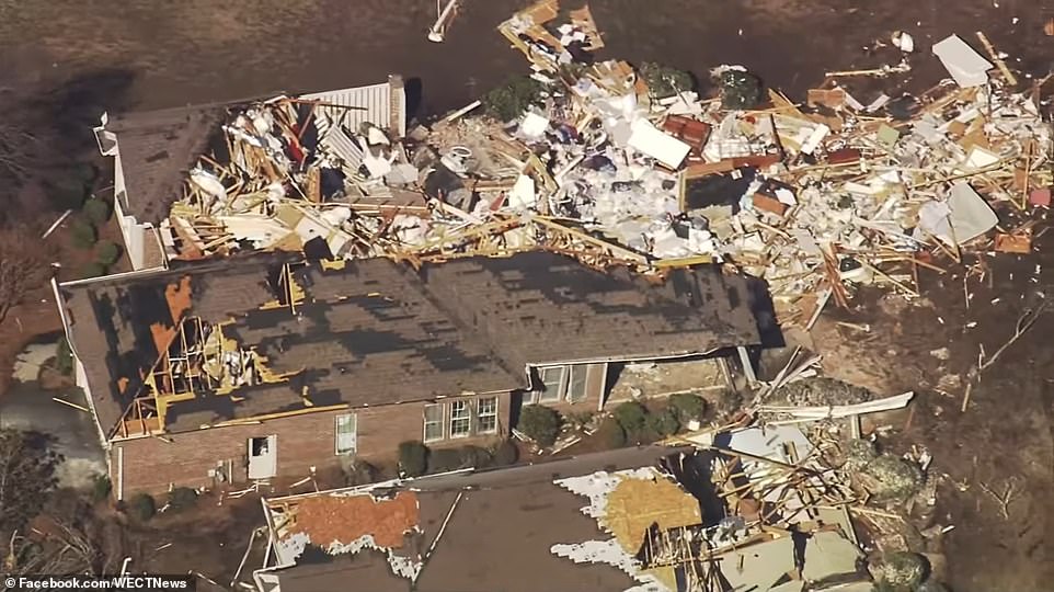 Al menos tres muertos tras un tornado que azotó Carolina del Norte (Fotos)