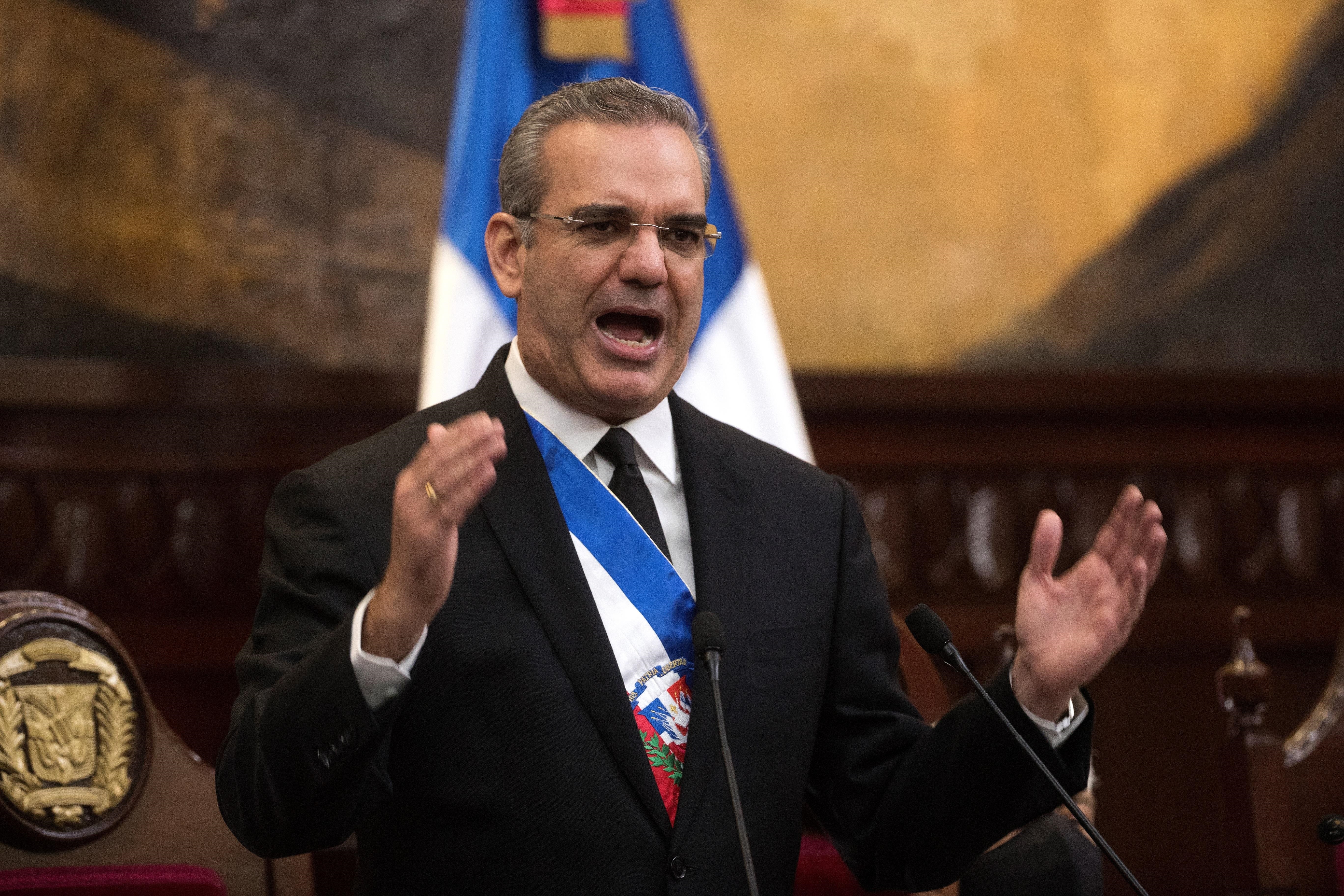República Dominicana recorta gastos y prohíbe viajes de funcionarios y la compra de carros oficiales