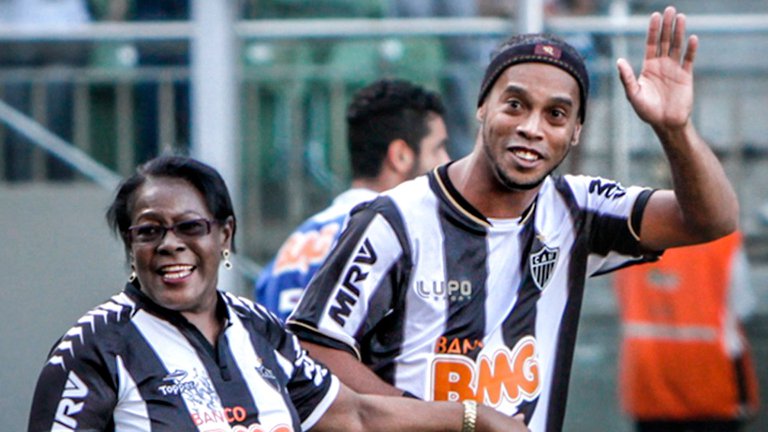 Luto en el fútbol brasileño: Murió la madre de Ronaldinho por coronavirus