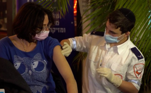 Israel amplía la tercera dosis a toda la población apta para la vacuna contra el Covid-19
