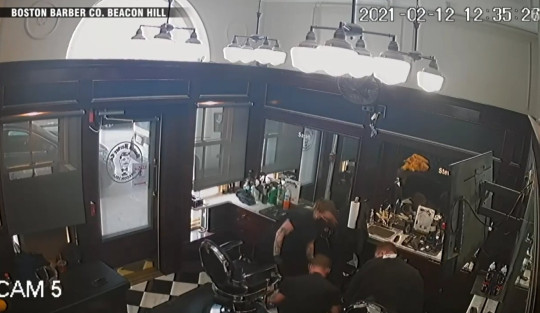 “Me acabo de apuñalar”: Un barbero en Boston se perforó el pecho tras tropezar y caer sobre sus tijeras (VIDEO)