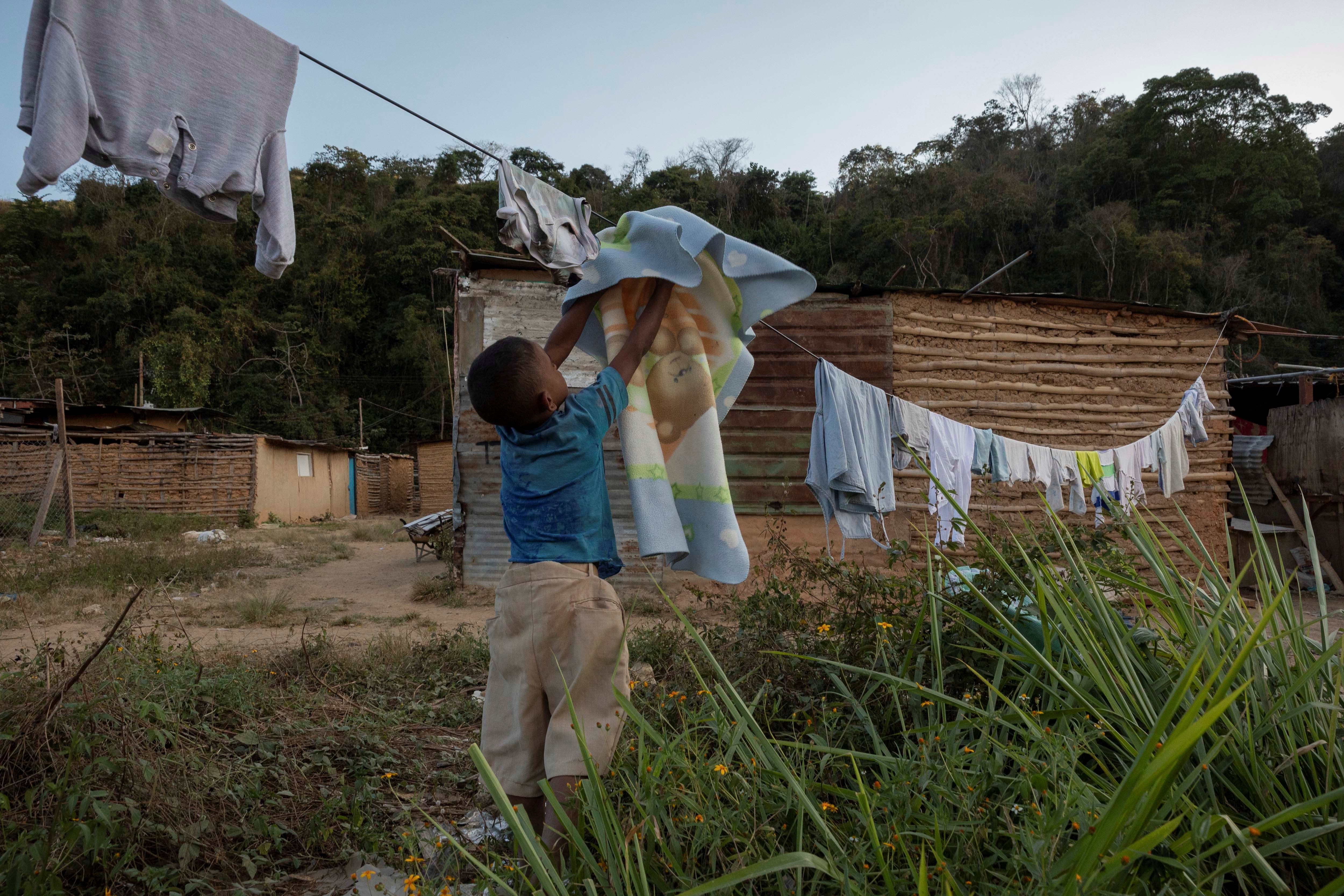 Vivir entre tierra y miseria, el precio de huir de la violencia en Venezuela (FOTOS)