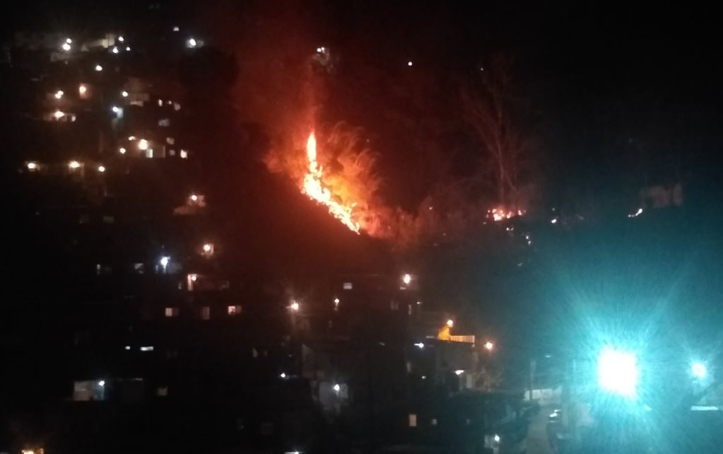 Video: Se registró fuerte incendio en barrio José Félix Ribas de Petare este #16Mar