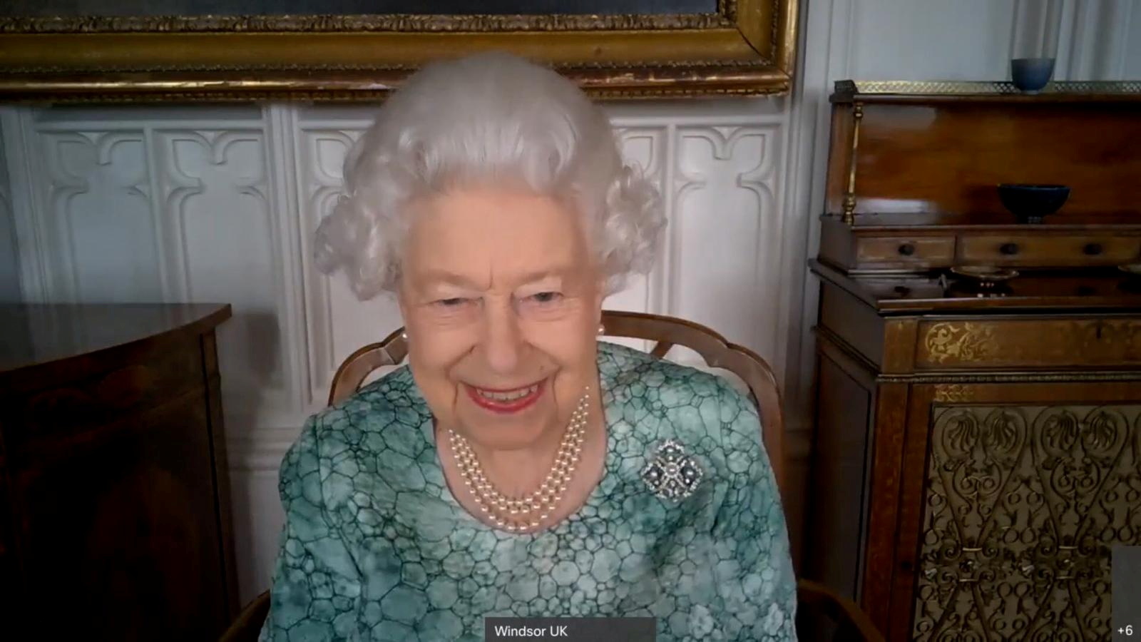 Reina Isabel aparece por primera vez en público desde la entrevista de Harry y Meghan
