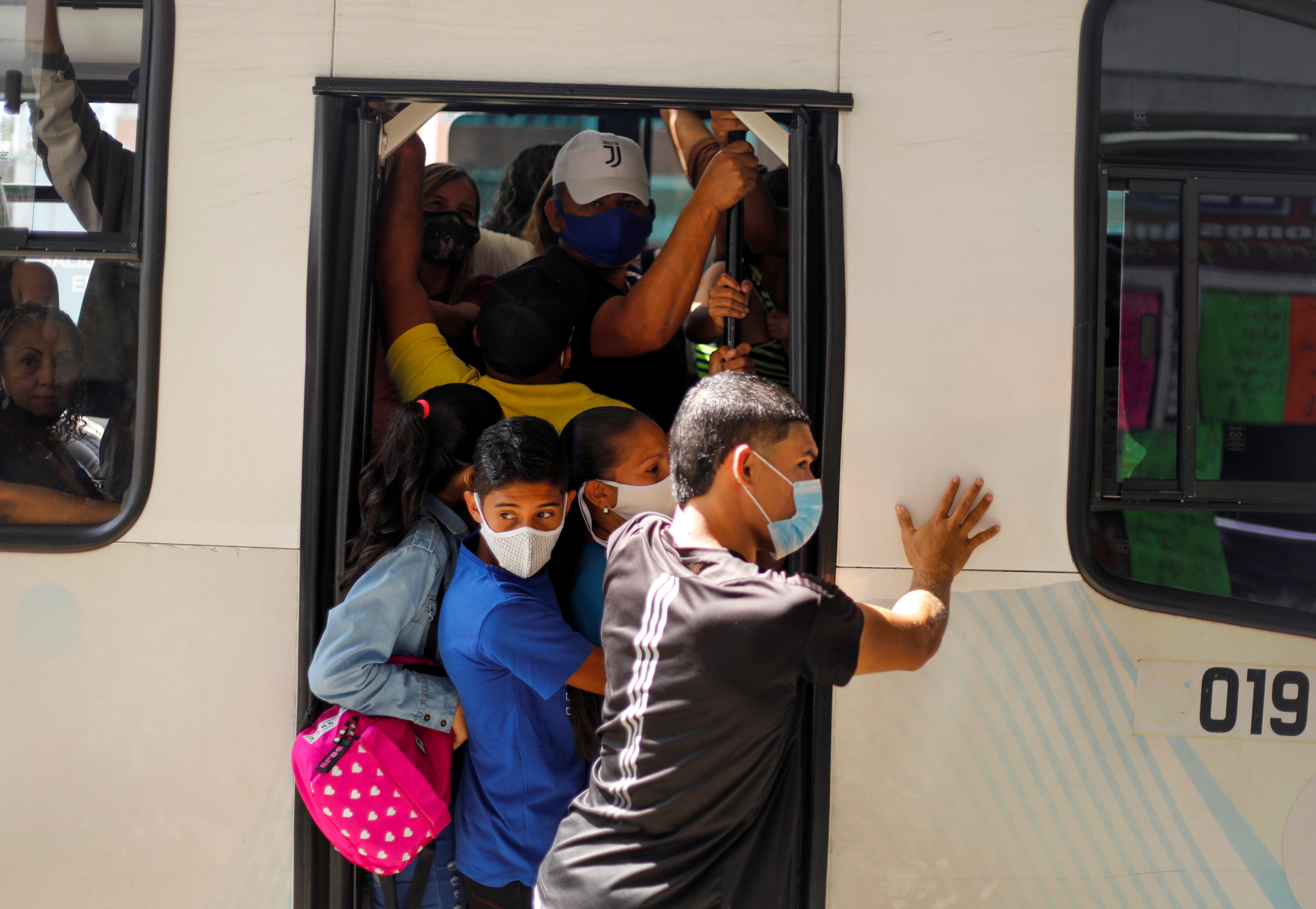 Venezolanos claman por mejoras urgentes en el transporte público y vialidad