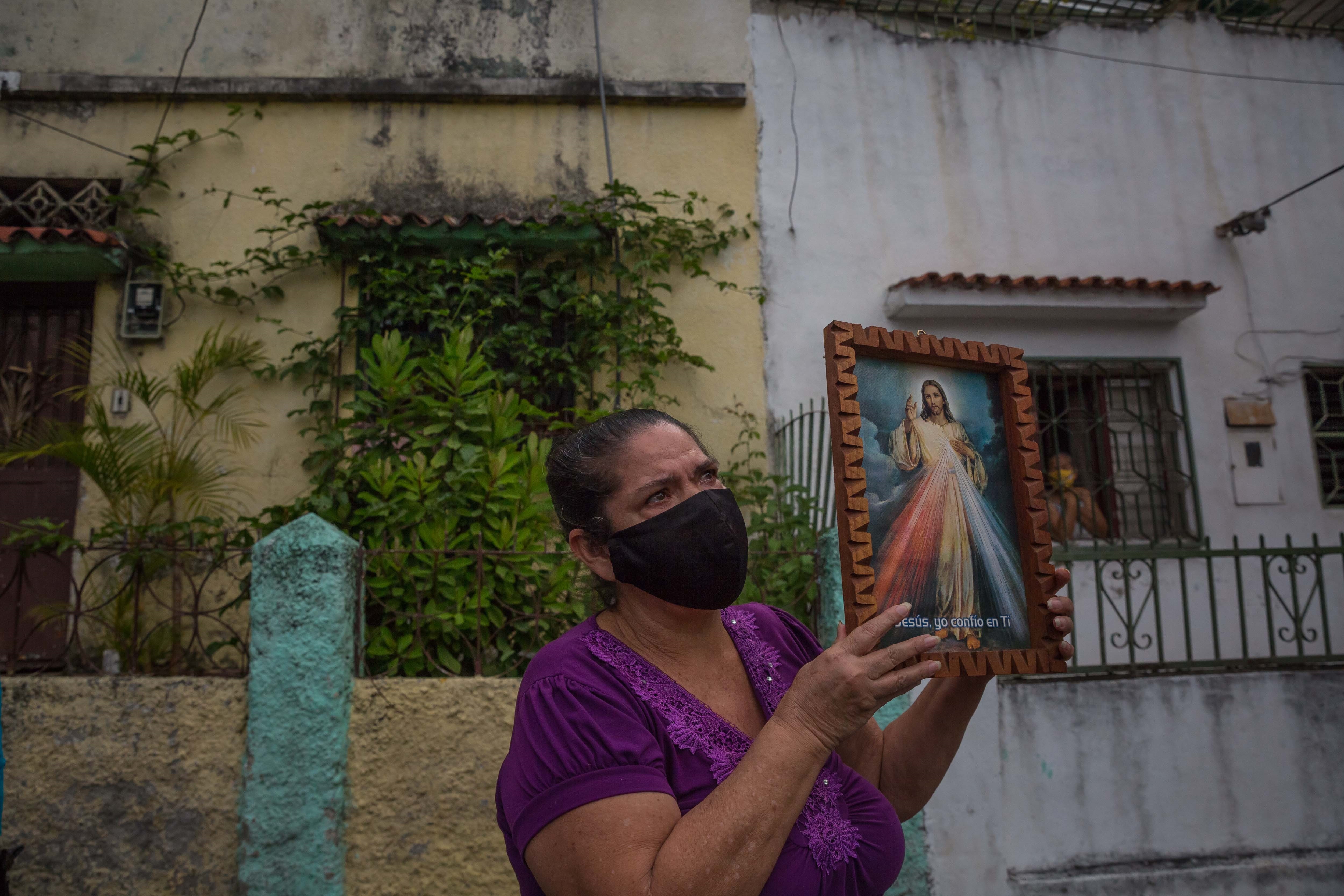 Venezolanos con Covid-19 buscan atención domiciliaria ante debacle del sistema de salud