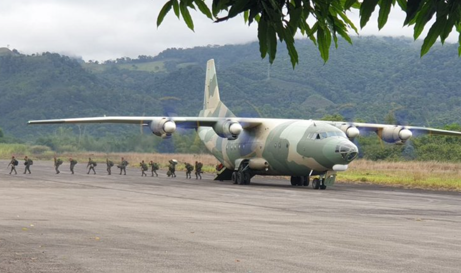 Régimen chavista desplegó paracaidistas en aeropuerto fronterizo con Colombia (Fotos)