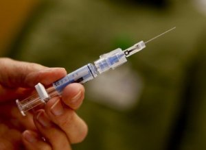 ¿Por qué ya existen vacunas anticovid y aún se espera una contra el VIH?