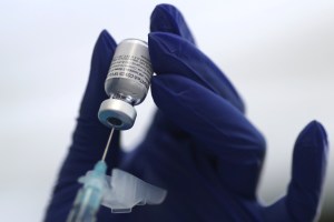 EEUU solo recibirá a extranjeros vacunados con fármacos aprobados por la OMS