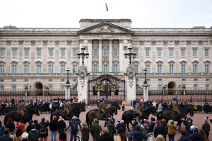 Salvas y recogimiento en homenaje al príncipe Felipe en Reino Unido