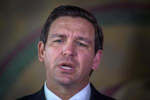 Gobernador de Florida firma ley “antiprotestas” que fortalece a la Policía