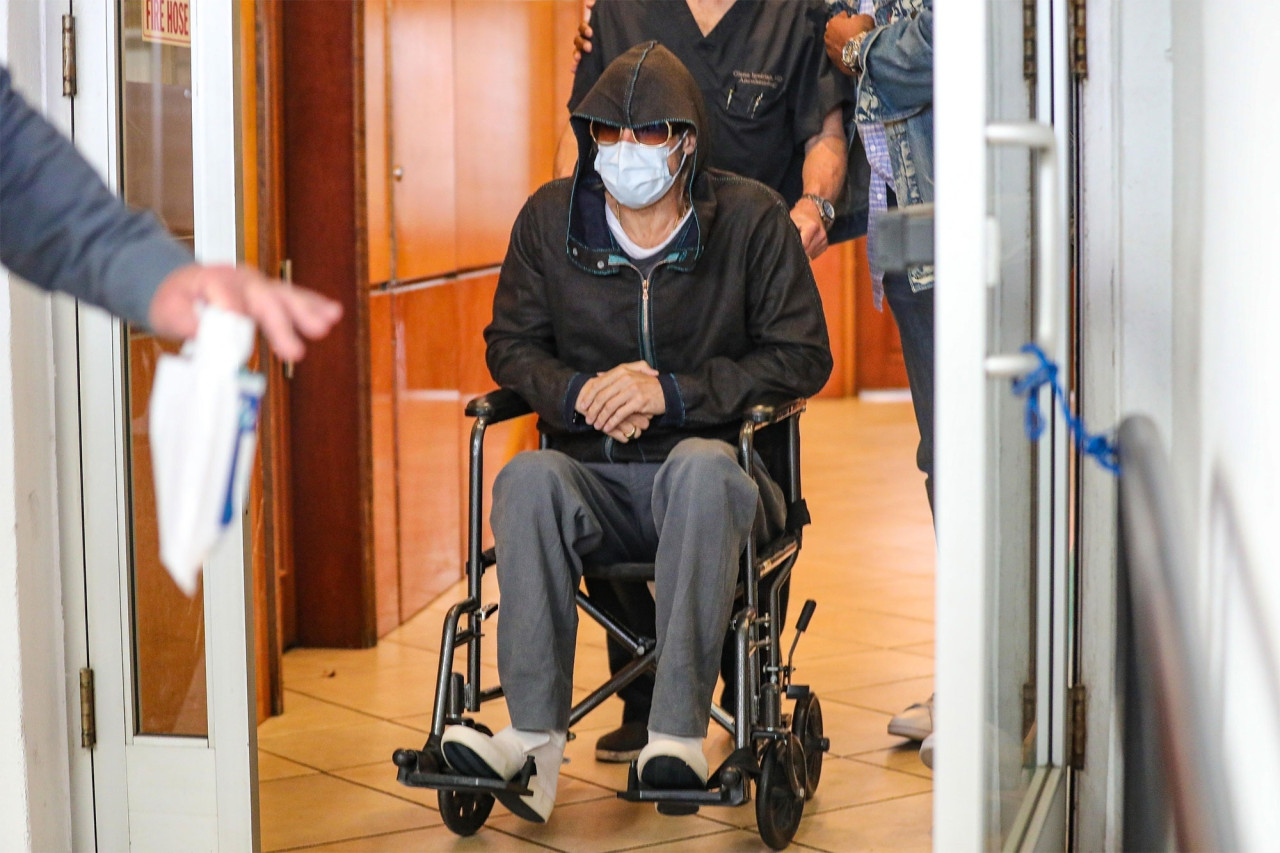 Brad Pitt sale del centro médico en silla de ruedas después que le extrajeran las muelas de juicio (FOTOS)