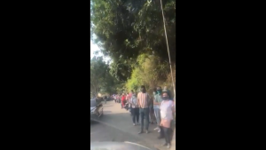 Sin distanciamiento físico: Así está la MEGA COLA en el Saime de La Trinidad este #16Abr (Video)