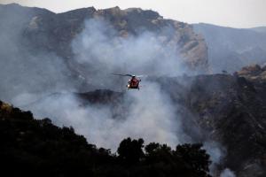 Voraz incendio en Los Ángeles obligó a evacuar a más de mil personas
