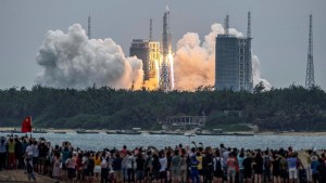 La agencia espacial rusa precisa la hora y el lugar de caída del cohete chino descontrolado