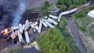 Consumido por las llamas: Así quedó un tren que transportaba fertilizantes tras descarrilarse en Iowa (Video)