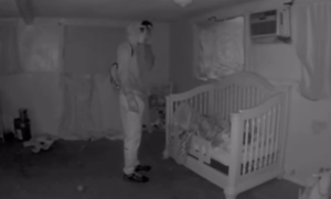 Grabaron el aterrador momento en que un hombre secuestró a un bebé de su cuna justo antes de asesinarlo (VIDEO)