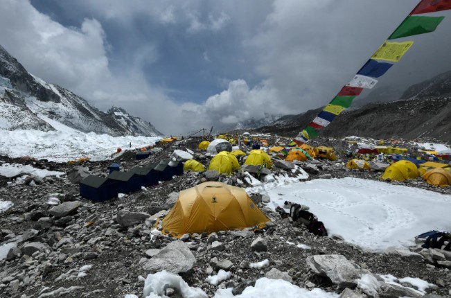 Una expedición internacional abandona el Everest por el aumento de contagios por coronavirus