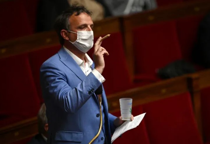 Diputado francés exhibió un porro ante el parlamento para exigir legalización del cannabis