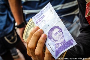 El bolívar sucumbe ante dólares, petros y otras formas de pago en Venezuela