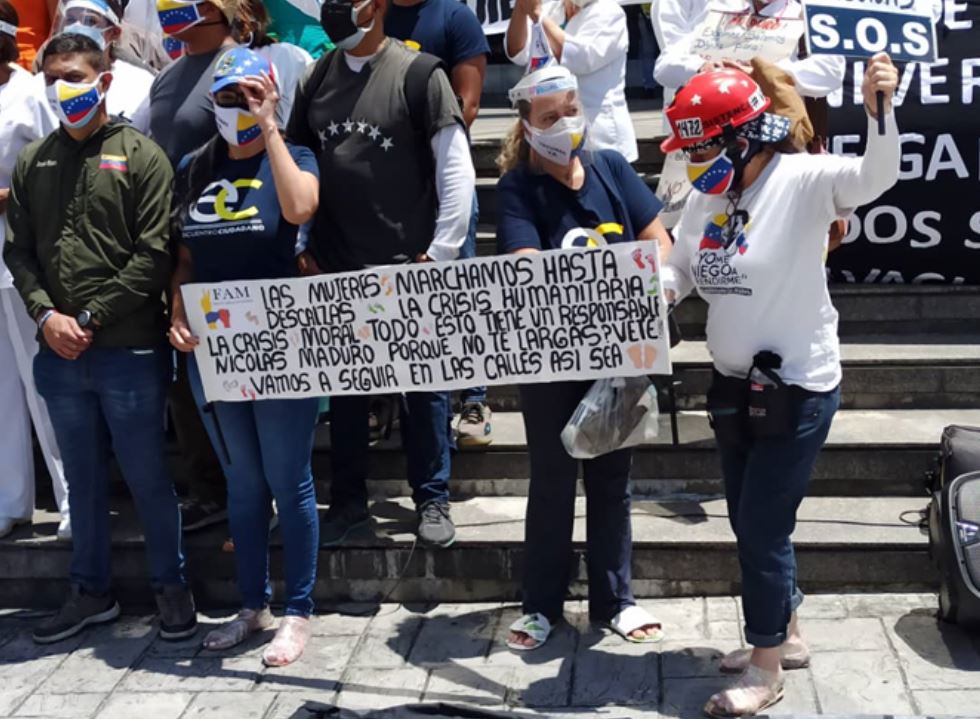 Mujeres de Encuentro Ciudadano protestaron descalzas en reclamo por un salario de hambre