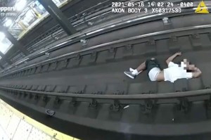 Angustioso momento en que policías de Nueva York rescataron a joven que cayó en las vías del Metro (Video)