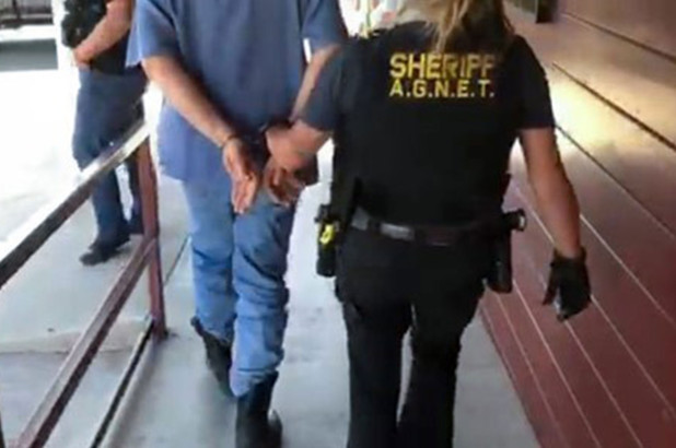 Arrestaron a un sujeto en California por vender tarjetas de vacunación Covid-19 falsas