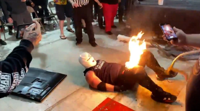 Peleador de lucha libre hizo un truco con fuego en su ingle ¡y salió mal! (VIDEOS)