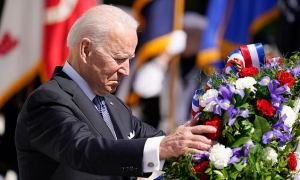 Biden visitó el Cementerio Nacional de Arlington para la ceremonia del Día de los Caídos