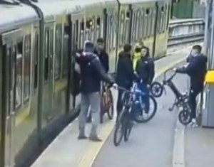 Cayó a las vías del tren tras haber sido atacada por un grupo de desconocidos en Irlanda