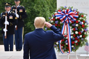 Trump honró a quienes hicieron el “sacrificio supremo” en el Día de los Caídos