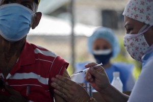 Denuncian que ciudadanos chinos son vacunados con prioridad en Trujillo (Video)