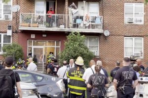 Insólita pelea entre vecinos y policías en Nueva York dejó al menos 12 hospitalizados