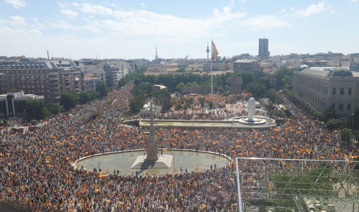 Al menos 25 mil personas se concentran en la plaza de Colón en Madrid contra indultos del “procés” (Fotos)