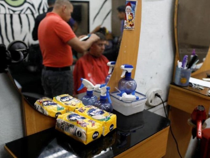 En Venezuela, los peluqueros te cortan el cabello a cambio de un kilo de arroz