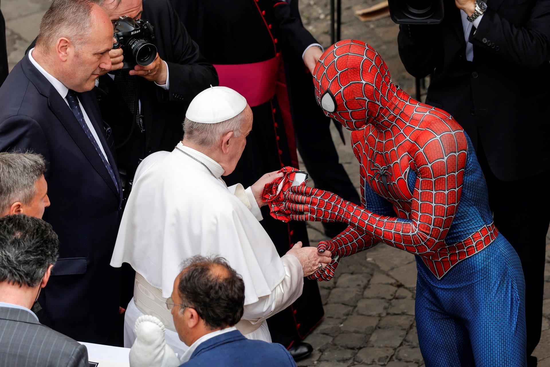 LA FOTO: El papa Francisco saludó a “Spiderman” en el Vaticano y éste le regaló su máscara