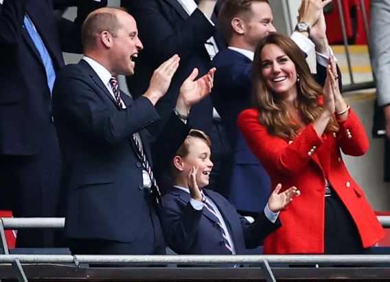 El príncipe George, el aficionado sorpresa en un partido de la Eurocopa (Fotos)