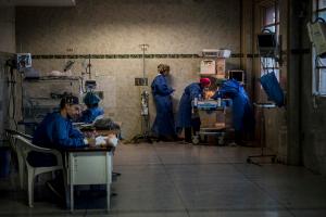 El coronavirus en Venezuela acecha a un personal de salud desprotegido