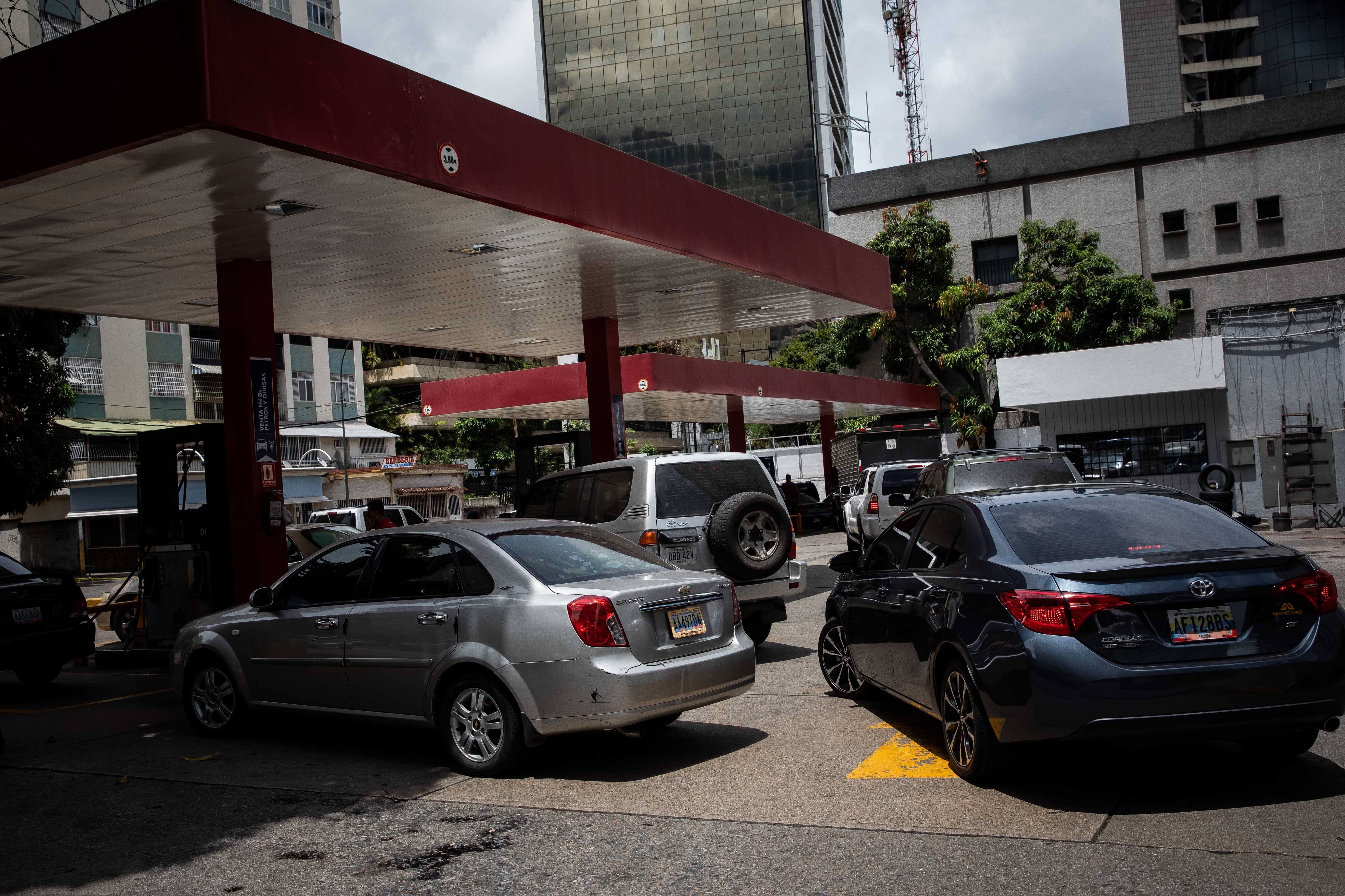Ha pasado más de un mes de la promesa de El Aissami… y aún persisten las colas de gasolina en Venezuela