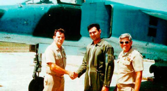 El piloto que burló dos veces a Fidel Castro: Desertó de Cuba en un jet de guerra y volvió a rescatar a su familia en un viejo avión