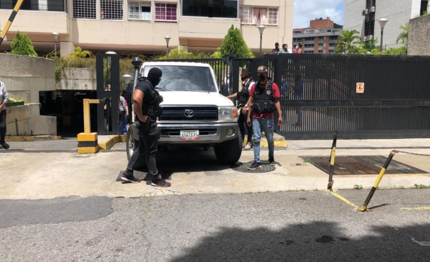 Bajaron a golpes del vehículo al chofer de Guaidó para intentar detenerlo